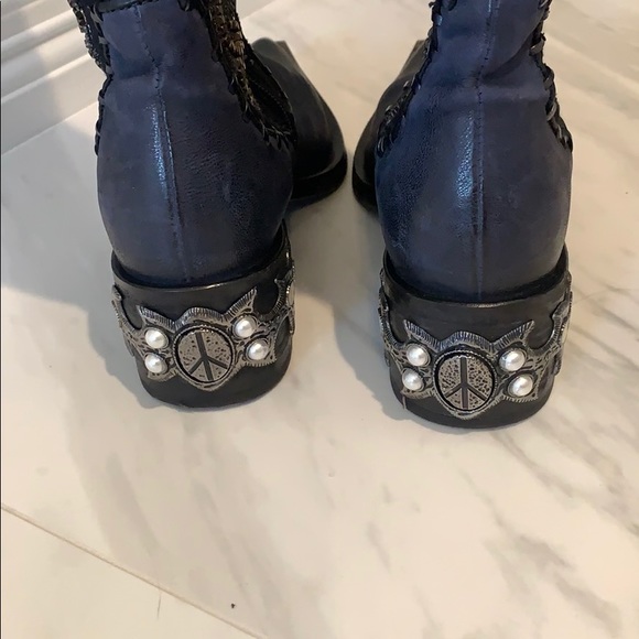 Stunning Embroidered and adorned Cowboy boots. - Picture 3 of 8